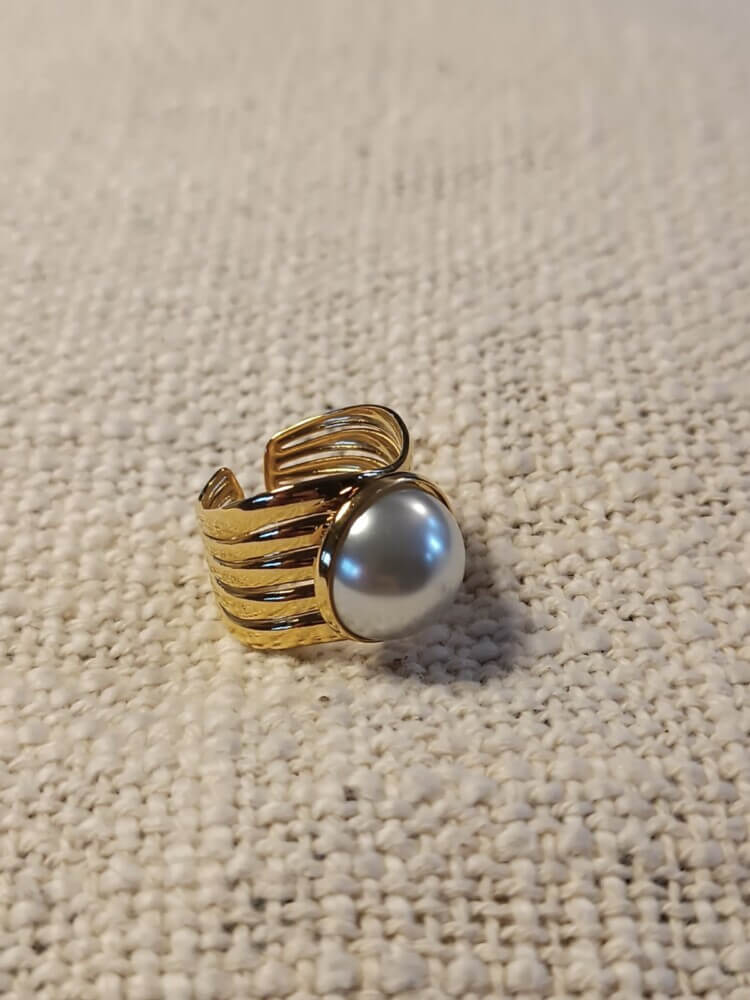One pearl ring